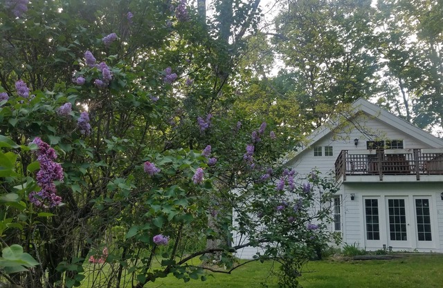 Herz des historischen Hillsdale, NY, charmante umgebaute Scheune im Schweizer Chalet-Stil