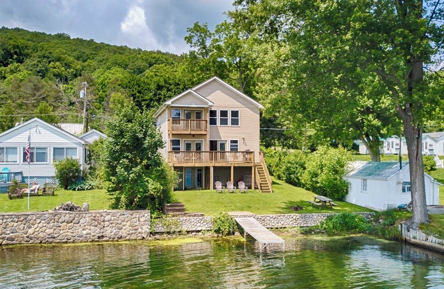 Heart of Honeoye: "Ein modernes Honeoye Seeseite Getaway!"