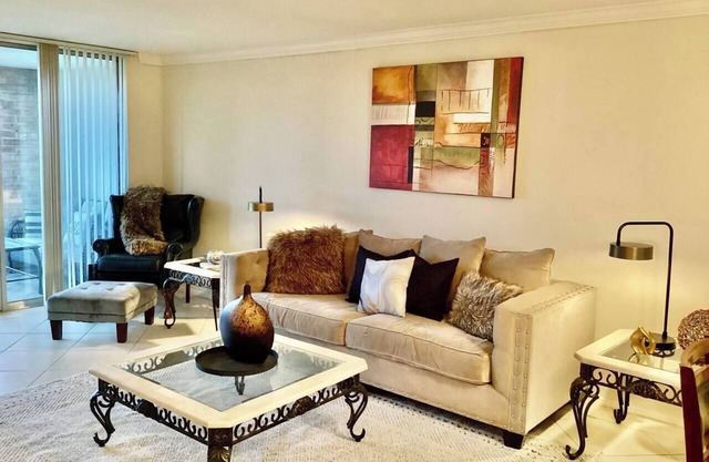 Cozy 2-bedroom condo in awesome Med Center Houston with WiFi, AC