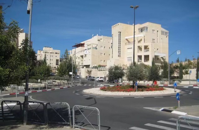 HEART OF JERUSALEM APARTMENT, WIFI , 2 BEDROOMS SLEEP 6+ people with parking.