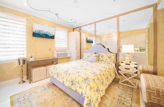 Heart of Palm Beach - free parking included, security safe, next to Breakers