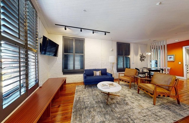 Heart of the River District! Restaurants within walking distance!