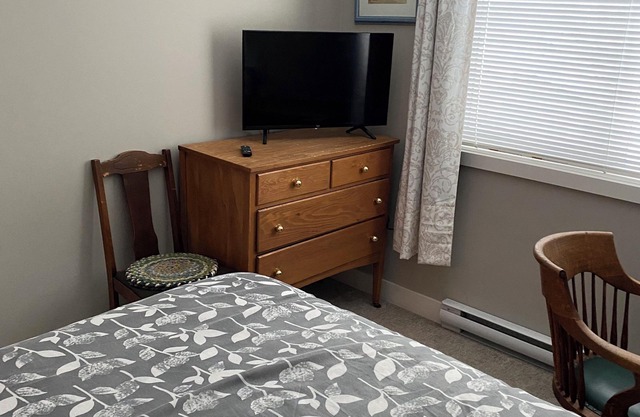 Heart of Vernon. One Bedroom Apartment, double bed. Pet Friendly