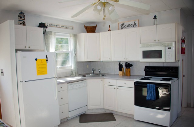 Heart of VH, walk to ferry, shops & restaurants. Pool, AC & beach gear provided!