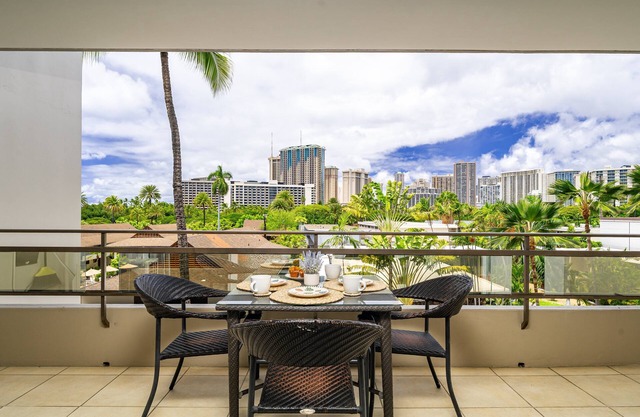 Heart of Waikiki, 2 blocks to beach, kitchenette, lanai, free parking nearby!