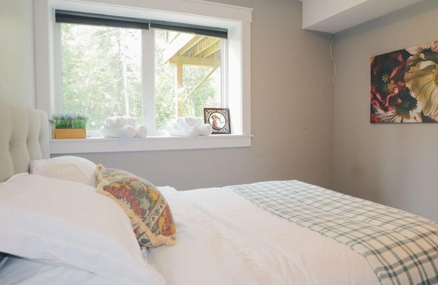 Heart of West Bedford: Cozy Garden, Bonfire & Cinema