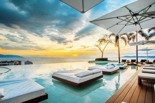 Heart of Zona Romantica, steps from restaurants, shops and nightlife-LUXURY CONDO