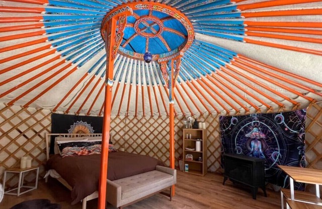 Heart Yurt - artisan made with cedar hot tub