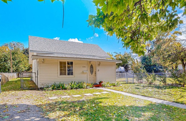 Heartland historic home near local festivals with seasonal garden & mtn views
