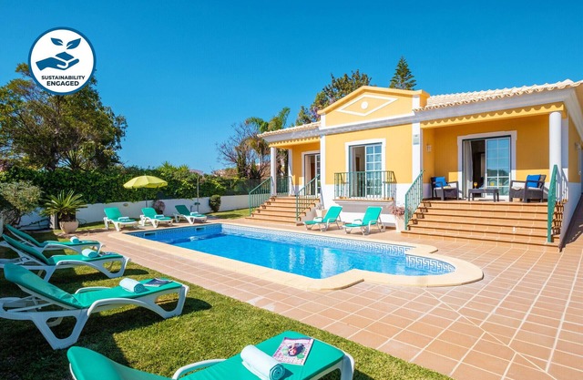 AMAZING VILLA W/ PRIVATE HEATABLE POOL & JACUZZI, A/C, FREE WI-FI, 1KM TO BEACH
