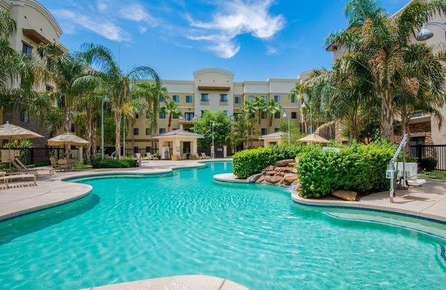 Beheiztes Freibad | Moderne Suite mit Balkon im Glendale Sports District