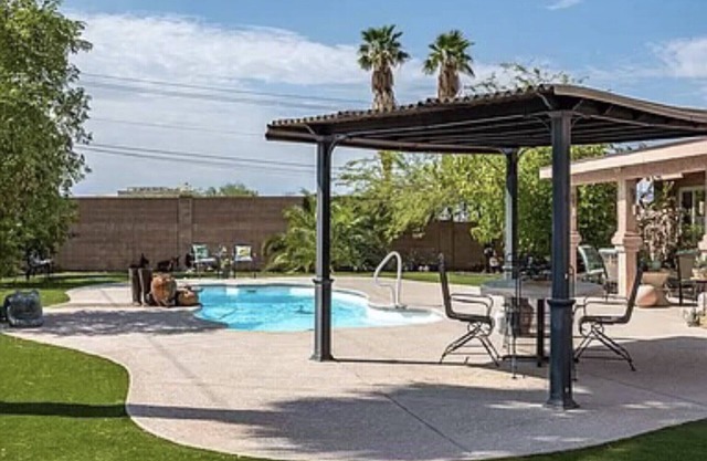 Heated Pool 10% off! WiFi Jetted Tub Large Yard Smart TV Oasis - 20 DAY MIN