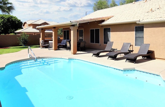 Family Pool Paradise-4BR Near Airport and AZ AthleticGrounds with BBQ