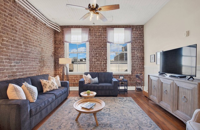 Lage, Lage, Lage! Chic New Broughton Loft im Herzen von Savannah