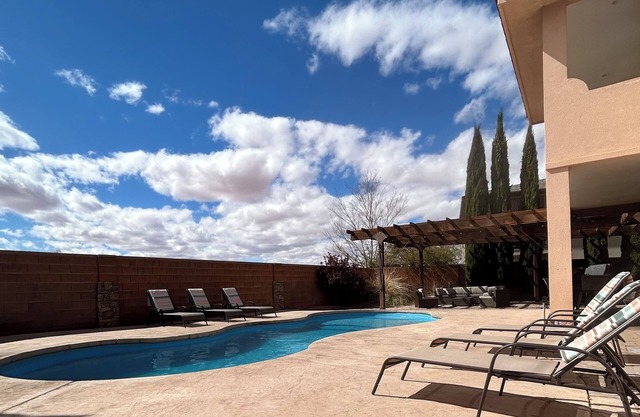 Folgen Sie uns auf Instagram @lpvacationhome für Updates zum Pool. 4 BR 2 BA 1HF BA