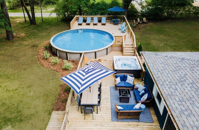 Heated pool and hot tub. 2 min to the Beach! Newly renovated Cozy Cottage