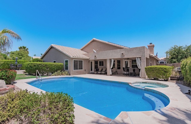 Heated Pool and Spa Spacious 4-bedroom home in Glendale, AZ