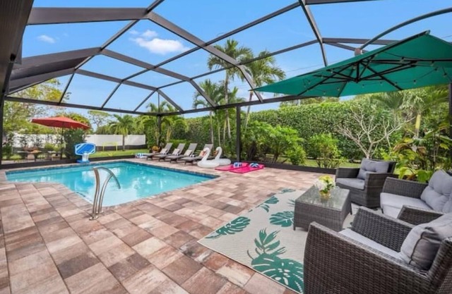 Heated Pool, Arcade, <10 min Beach ~ 25 min to RSW