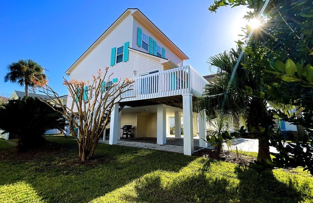 Heated pool at the Heart of Tybee. Walk or bike everywhere 8 bikes for guest.