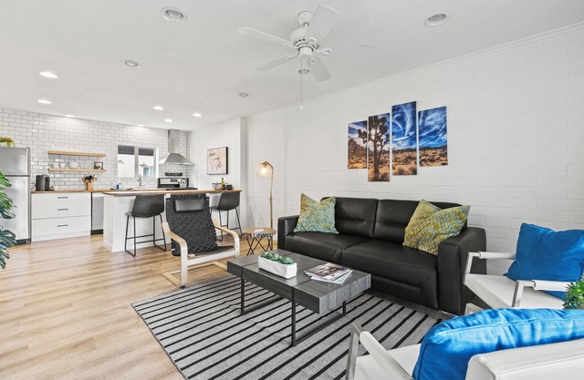 Heated Pool, Breakfast Included, Fast Internet, Walkable to Old Town Scottsdale