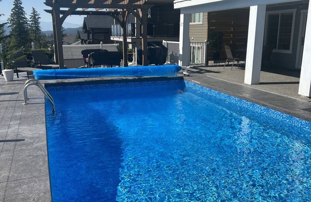 Heated pool. Enjoy serenity, peace. Relaxing 2 Bedroom private suite, sleeps 5,