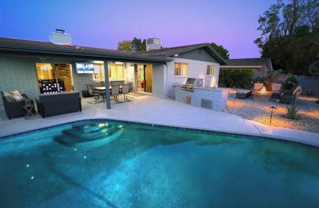 Heated Pool/Fire Lounge/TVpatio Oasis in Uptown!