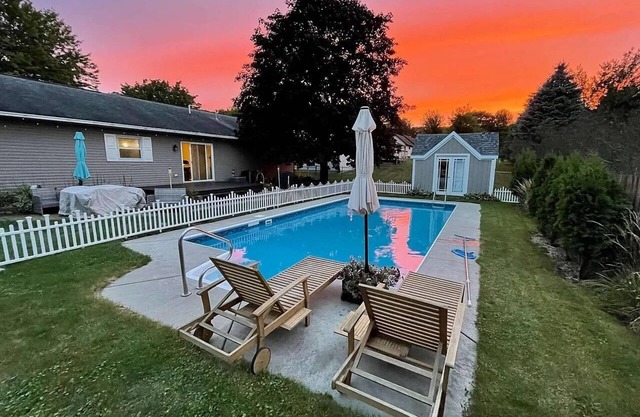 Heated Pool-Fireplace-Game Room-TheaterLounger-Dogs OK