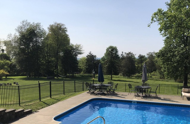 Heated pool, game room, amazing yard, 60 miles from NY, near Beacon, Cold Spring