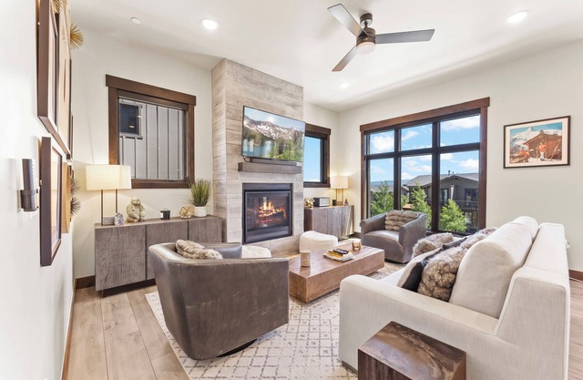 Heated Pool, Gourmet Kitchen, Pet Friendly, Gym, Walk to Canyons Village, 2 Private Patios