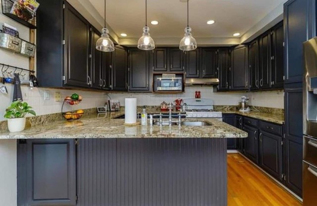 HEATED POOL&HOT TUB! DONT MISS THIS ONE! CLOSE TO EVERYTHING STL DOWNTOWN!