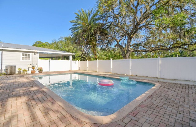 Heated pool huge yard mins to beach/DT, small celebrations PAC MAN, pets ok