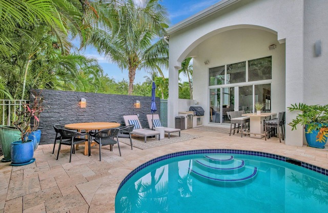 Heated Pool ~ King Beds ~ Putting Green ~ Grill