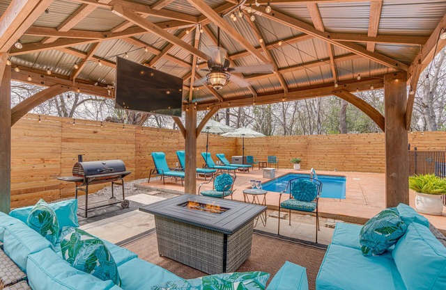 Heated Pool l Fun Backyard l PS5 & XBOX l Movie Theater