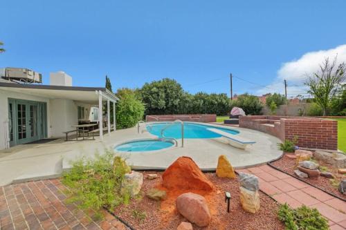 Heated Pool Modern Ranch Villa 10 Min to Strip