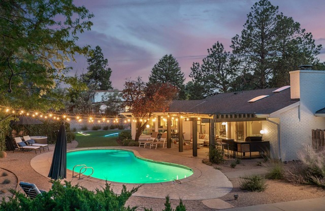 Heated pool open year round, Sleeps 14, 5 Bedroom/9 beds, Hot Tub, BBQ, BB court