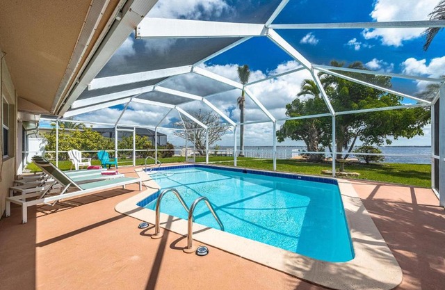 Heated Pool, Ping Pong Table, Sleeps 10 - Villa Sunset Riverhouse
