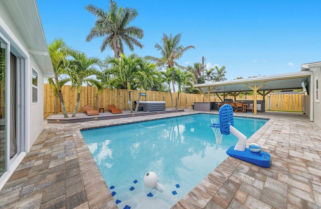 Luxurious and Relaxing Cocoa Beach Getaway+ Heated Pool, Spa, and Backyard Fun!