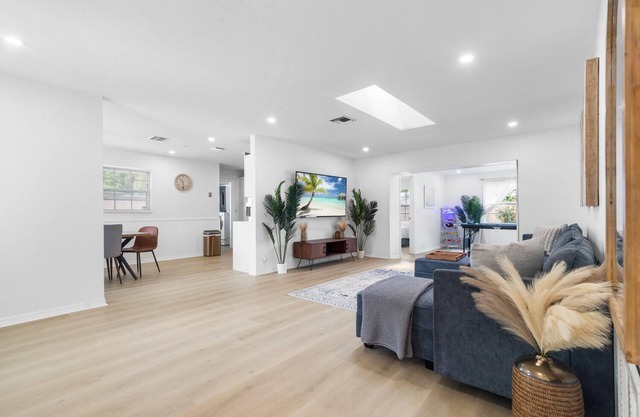 Heated POOL 4B/2B Mins to PGA Golf & the Beach!