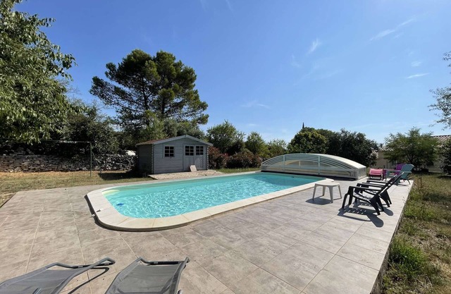 Beheizte Villa mit privatem Pool, 6 Personen, 3 SZ, WLAN, Haustiere erlaubt, 2000m² Grundstück