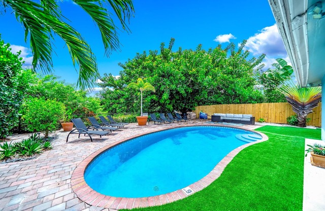 Pool & Waterfront! 5 Bedrooms + Close To Beach!