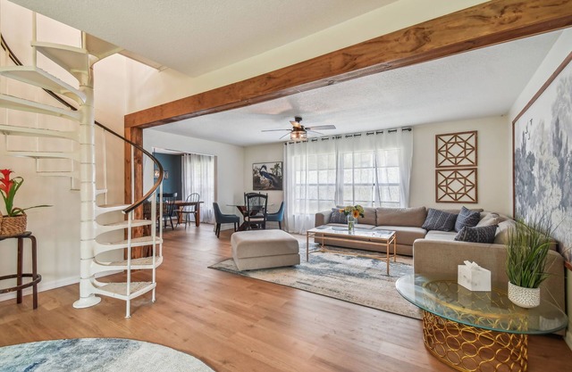 Heated/private pool- fenced yard-kid/pet friendly!