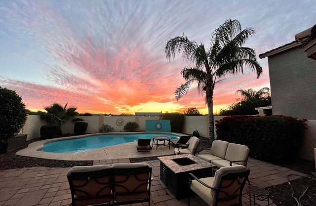 NEU!! Kommen Sie und entspannen Sie sich in diesem wunderschönen Haus! Beheizter privater Pool!