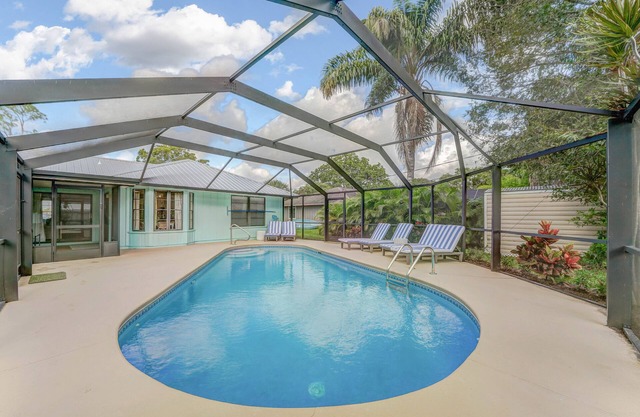Heated Private Pool, 5 Miles to Beach. Colorful, bright family-sized home.