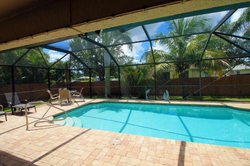 Heated saltwater pool, newly furnished, close to shopping and more - Villa Tropical Paradise