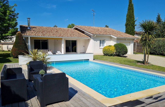 10min walk from the port: 4* Meublé de tourisme with heated swimming pool
