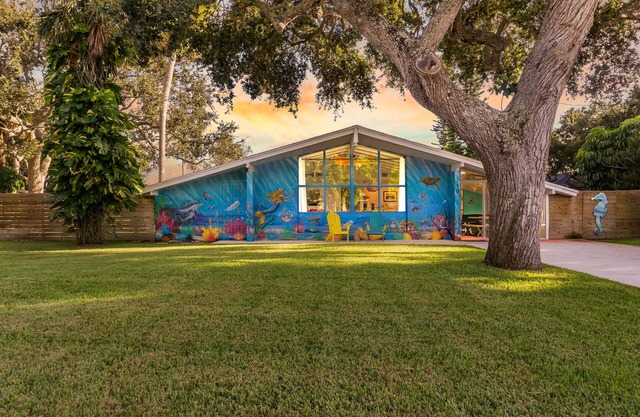 LargePool-Walk2Beach~FirePit~MiniGolf~2Kings~BeachGear~TikiHut~Bikes~Fun&Games!!