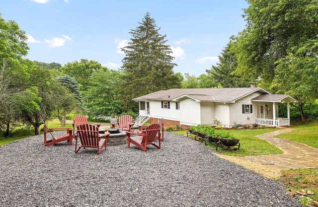 Heath Retreat Guesthouse - fishing pond, hot tub, and fire pit- family friendly!