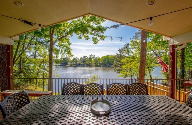 Heatherwood · Heatherwood Lodge w/ Hot Tub, Pvt Dock, Game Room.