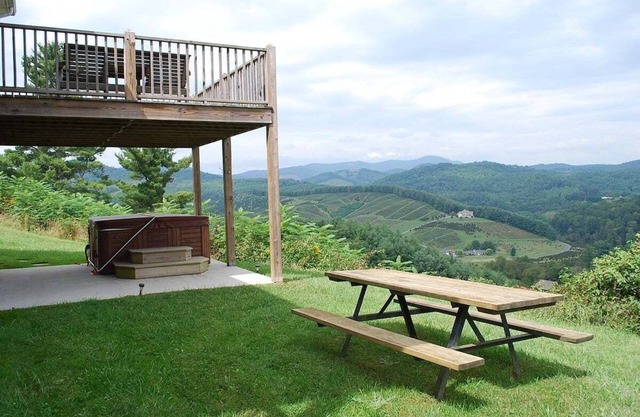 Ridgetop-Kabine mit Weitblick, Whirlpool, Zugang zum Fluss, Veranda und Deck