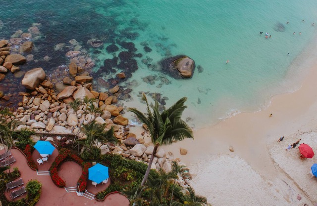HEAVEN ON EARTH located right on 2 beautiful beaches(: